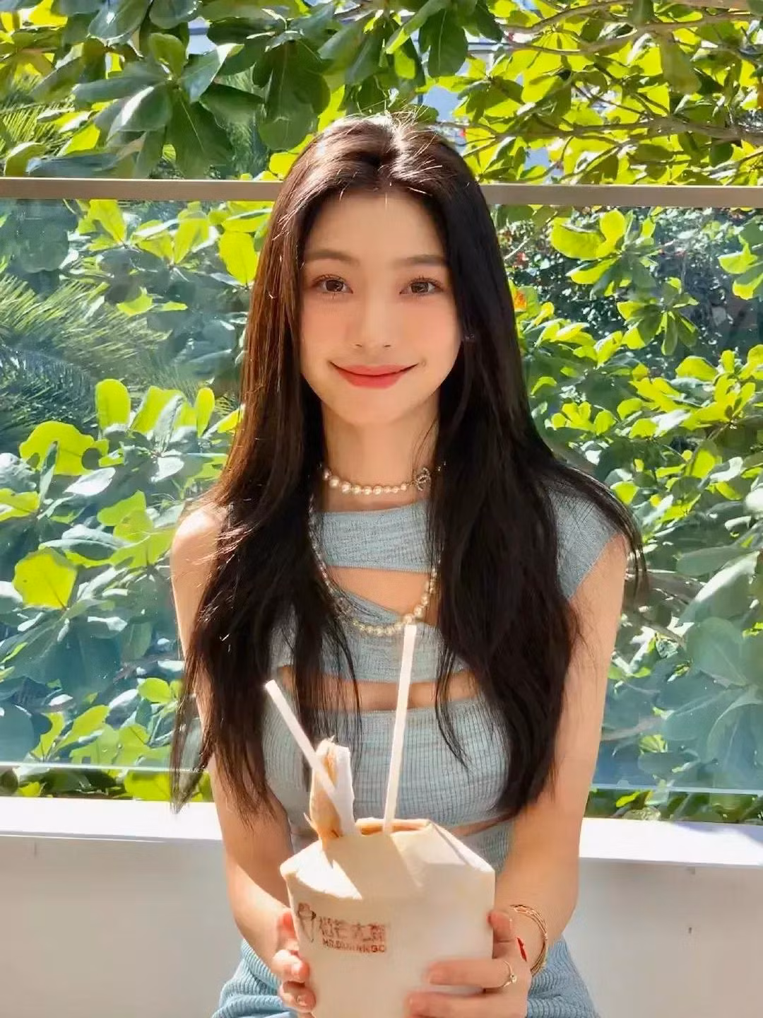 Yi Mengling là một trong những hot girl cực kỳ nổi tiếng trên Tiktok. Cô nàng sở hữu gương mặt đẹp, vóc dáng mảnh mai cùng gu thời trang gợi cảm.