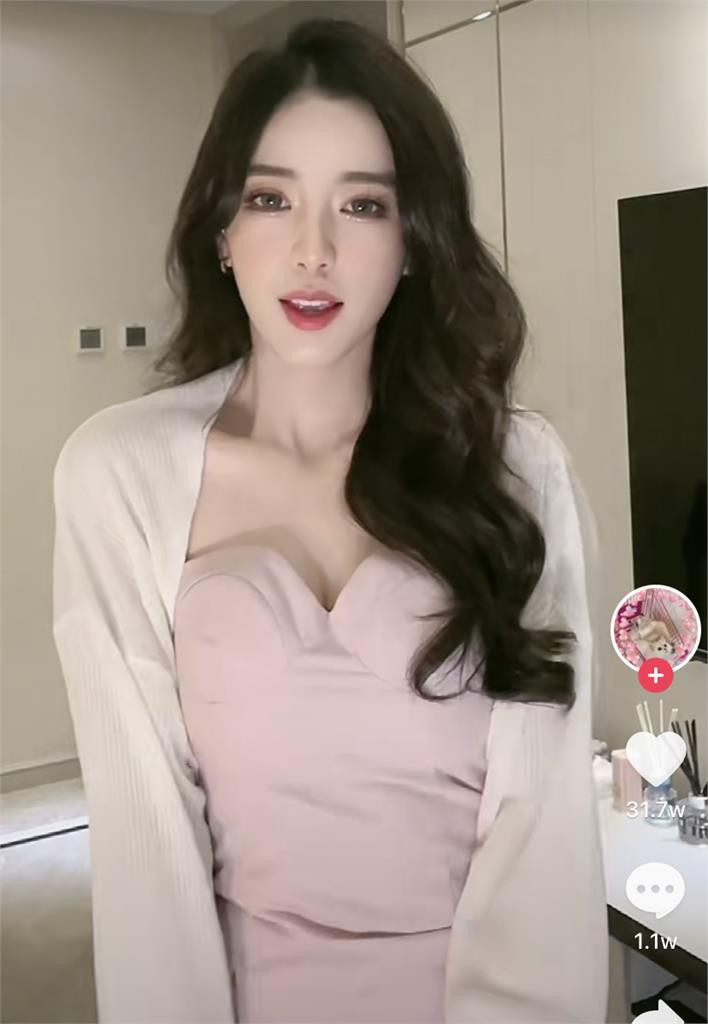 Sở hữu lượng fan hùng hậu lên tới 5 triệu follow, Velociraptor chinh phục cư dân mạng với loạt video khoe nhan sắc, body và chất giọng thuộc hạng cực phẩm.