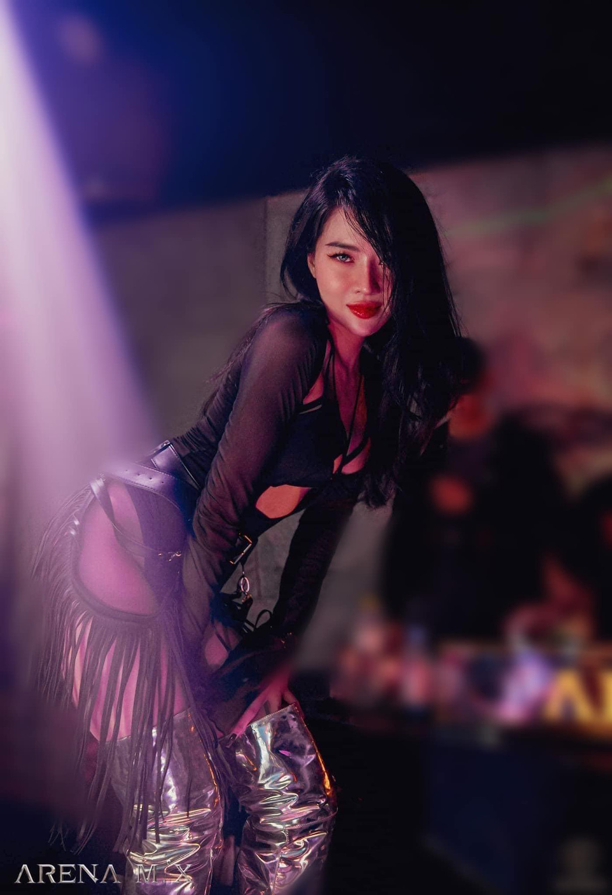 Nữ dancer sở hữu body gợi cảm hút mắt, thường xuyên chia sẻ nhiều bức ảnh hot trên trang cá nhân và nhận về nhiều lượt like. Cô có gu thời trang hiện đại, phóng khoáng.