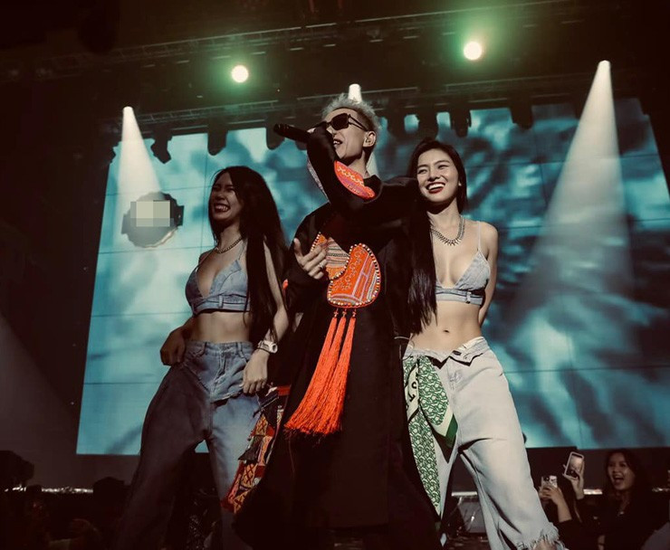 “Nụ cười em gái chiếm hết cả máy quay”, “Đừng cười nụ cười ấy nữa, tan chảy mất thôi”, “Mấy chị quá đáng lắm luôn, chọc người miền núi quá trời (cười)”, “2 chị chiếm 80% lượt xem của bài hát”… là những bình luận của cư dân mạng trên TikTok.