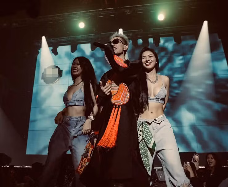 “Nụ cười em gái chiếm hết cả máy quay”, “Đừng cười nụ cười ấy nữa, tan chảy mất thôi”, “Mấy chị quá đáng lắm luôn, chọc người miền núi quá trời (cười)”, “2 chị chiếm 80% lượt xem của bài hát”… là những bình luận của cư dân mạng trên TikTok.