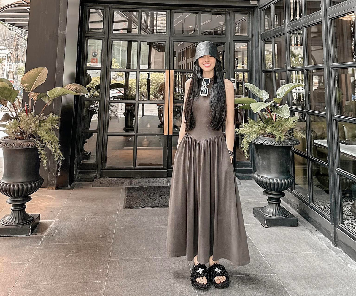 Không những vậy, nữ dancer còn tiếp tục “gây bão” bởi màn quyến rũ B Ray. Có thể nói cả 2 huấn luyện viên Rap Việt mùa 3 đều bị cô nàng này thu hút làm cư dân mạng càng thêm tò mò “người ấy là ai”.