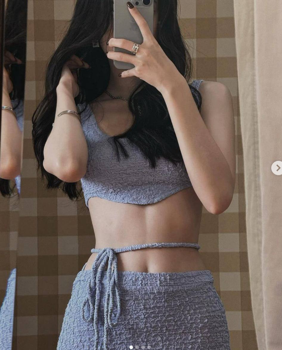 Liên Hương sở hữu thắt eo quyến rũ cùng phần rãnh lưng cong vút, thế nên khi diện trang phục ôm hay những thiết kế hở bụng đều làm tôn lên phần hông quả táo gợi cảm.