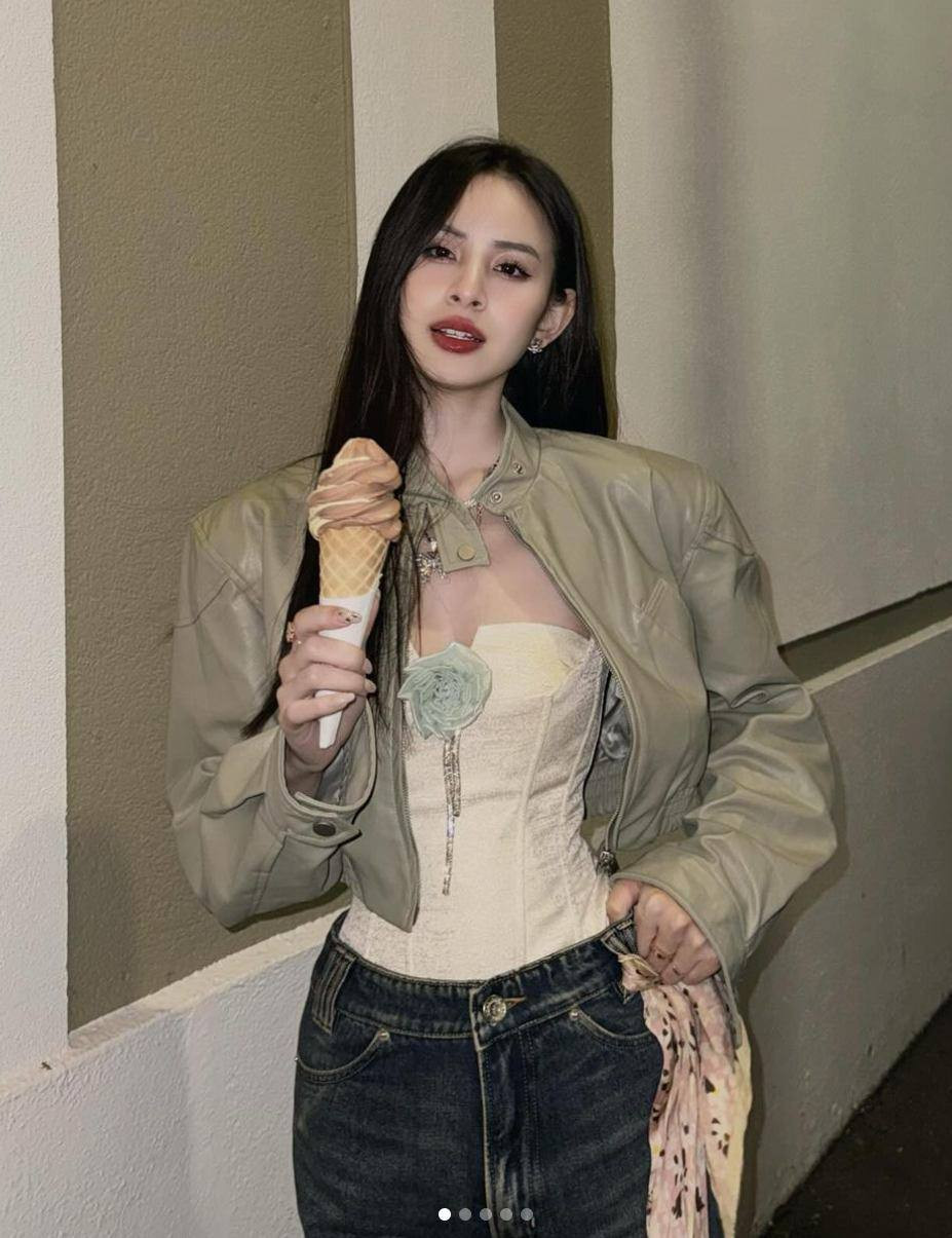 Áo corset là item hiện nay rất nhiều bạn gái yêu thích và Liên Hương cũng không ngoại lệ. Chẳng những làm tôn vòng eo nhỏ, món đồ này còn có tác dụng đôn đẩy vòng 1, tạo hiệu ứng thềm ngực quyến rũ hơn.