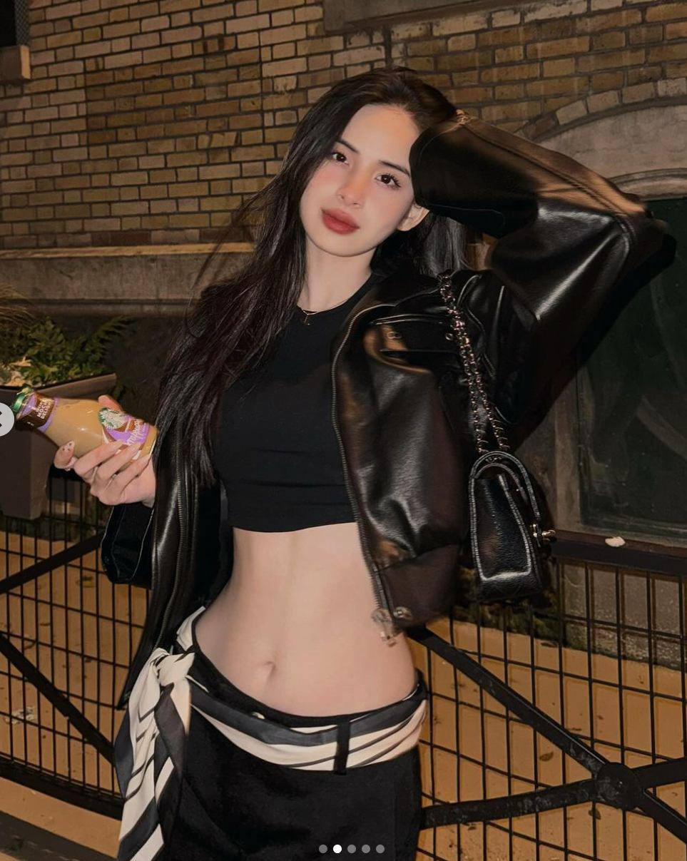 Bên cạnh đó, không thể bỏ qua những thiết kế với chất liệu xuyên thấu hay croptop cũng thường được người đẹp chọn diện xuống phố.