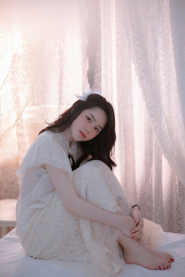 Không phải hot girl hay người mẫu gì song bạn gái cũ Quang Hải thường xuyên khiến mọi người xuýt xoa với các bức hình khoe nhan sắc.