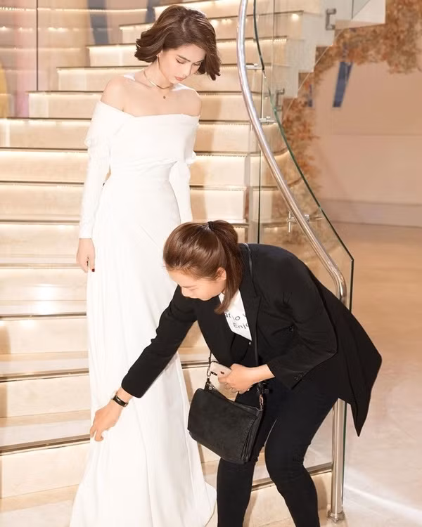 Còn với nhân vật Thúy Kiều, cô nàng này thường xuyên được Ngọc Trinh đưa đi sự kiện, đưa đi du lịch, cho ngồi trên siêu xe và thậm chí là cho sử dụng chung đồ.