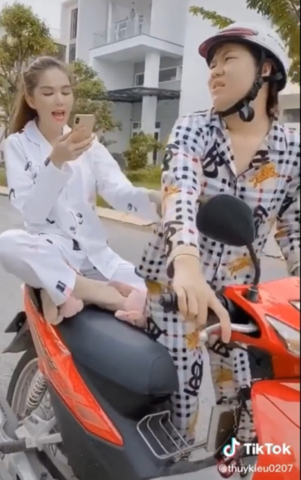 Đáng nói thêm, Ngọc Trinh là nhân vật có sức ảnh hưởng trên MXH khi sở hữu lượt follow khủng nhất nhì trong giới showbiz lại để những khoảnh khắc phì phèo xì gà trong clip.