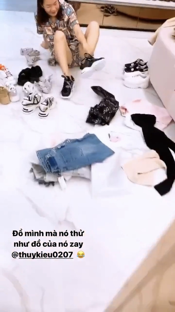 Còn với những người bênh vực Ngọc Trinh lại lên tiếng cho rằng: "Chỉ là vui vẻ thôi mà họ làm ở nhà riêng việc gì các bạn phải khắt khe như vậy. Mình thấy ý nghĩa của clip cũng là khuyên can đấy chứ".