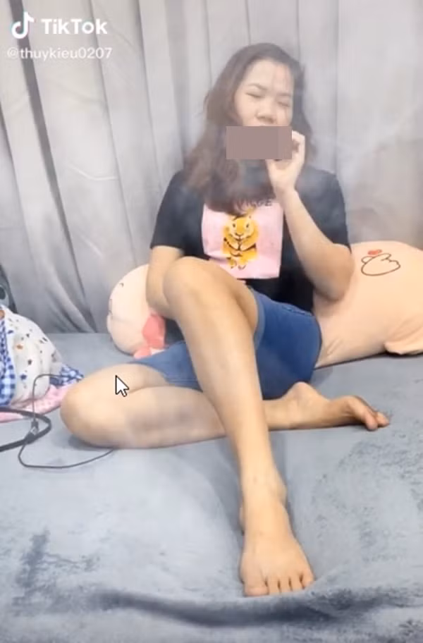 Cũng trong clip, người đẹp Ngọc Trinh đóng vai một người chị, khuyên nhủ em đừng nghiện xì gà nữa. Biểu cảm của "nữ hoàng nội y" và Thúy Kiều rất chuẩn, chính vì thế đoạn quay đã được nhiều người chú ý và cho rằng cả hai thật có tài diễn xuất.