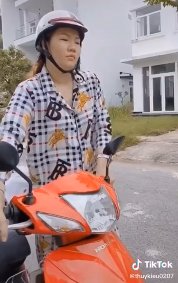 Một số ý kiến cho rằng clip này mang đến sự vui vẻ bởi biểu cảm của Thúy Kiều và Ngọc Trinh đều mang lại tiếng cười.