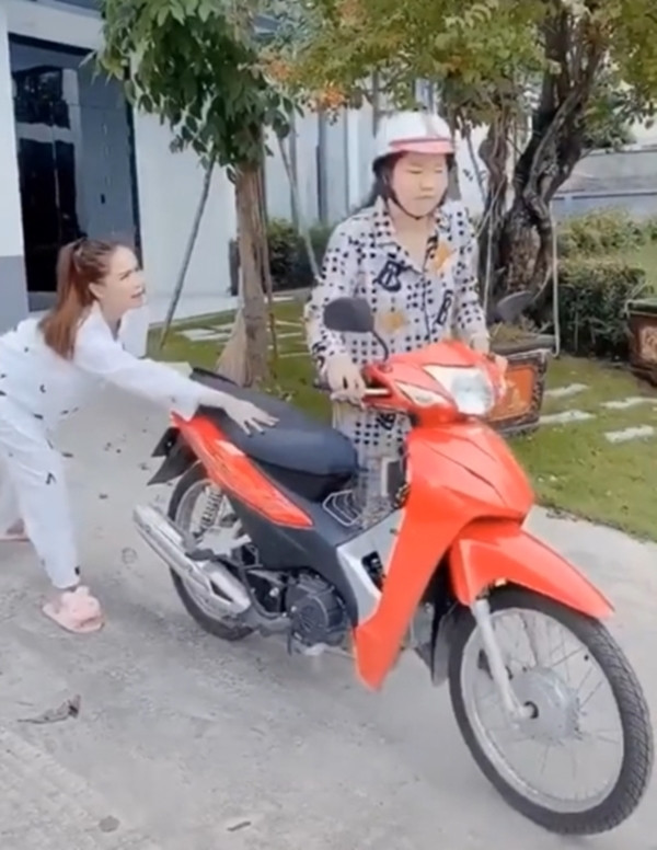 Tuy nhiên, ở phía đối diện, nhiều dân mạng lại chú ý tới cảnh trợ lý Ngọc Trinh phì phèo điếu xì gà và cho rằng nó không hợp, đặc biệt trong khi cả xã hội đang kêu gọi giảm khói thuốc.