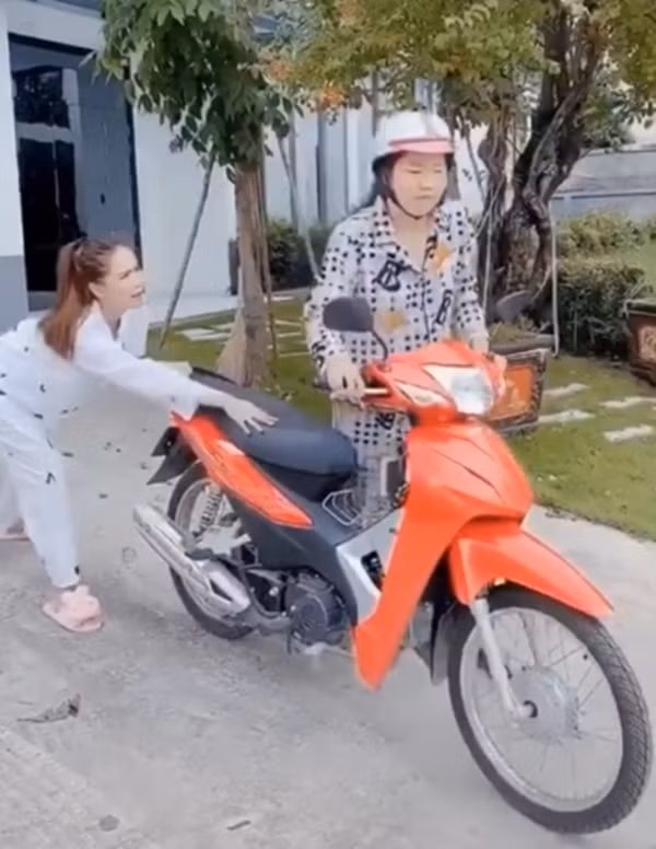 Tuy nhiên, ở phía đối diện, nhiều dân mạng lại chú ý tới cảnh trợ lý Ngọc Trinh phì phèo điếu xì gà và cho rằng nó không hợp, đặc biệt trong khi cả xã hội đang kêu gọi giảm khói thuốc.