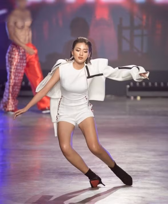 Như được "vũ trụ" mách bảo, Thanh Tâm dường như đã ấn định được kết quả bản thân sẽ "out top" sau màn trình diễn catwalk suýt sấp mặt của mình.