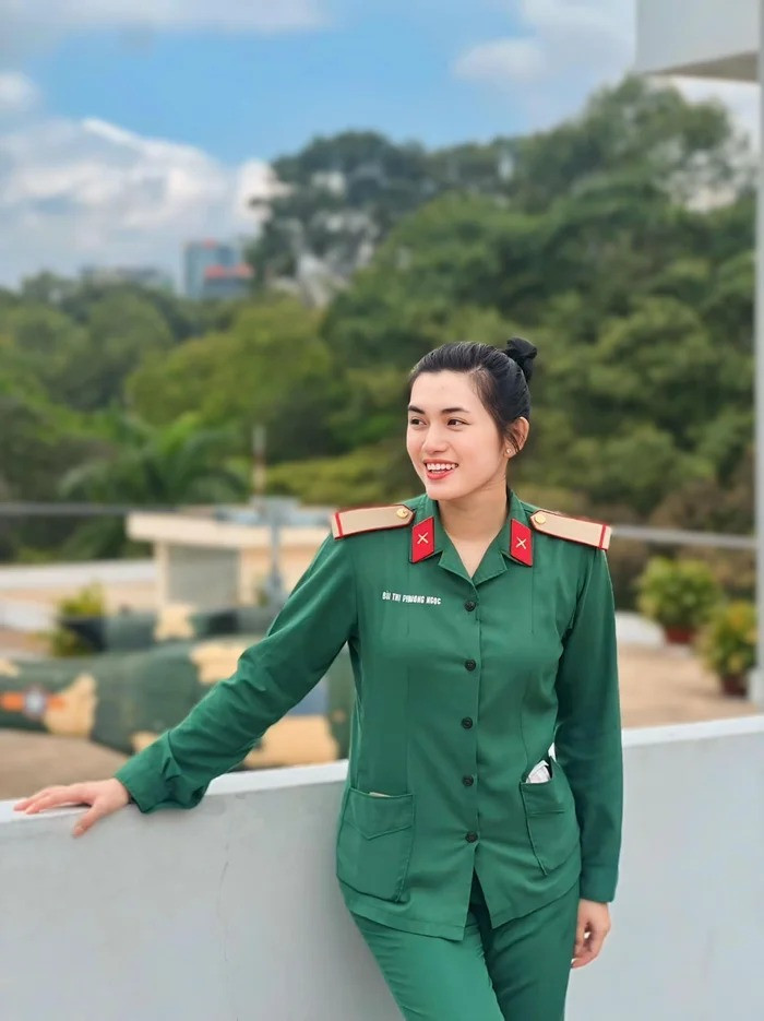 Phương Ngọc sinh năm 2001, quê tại Đồng Nai. Trước khi nhập ngũ, cô từng có thời gian hoạt động trong lĩnh vực sắc đẹp khi tham gia cuộc thi Hoa hậu Việt Nam 2022 và lọt vào top 15 Hoa hậu Đại dương Việt Nam 2023.