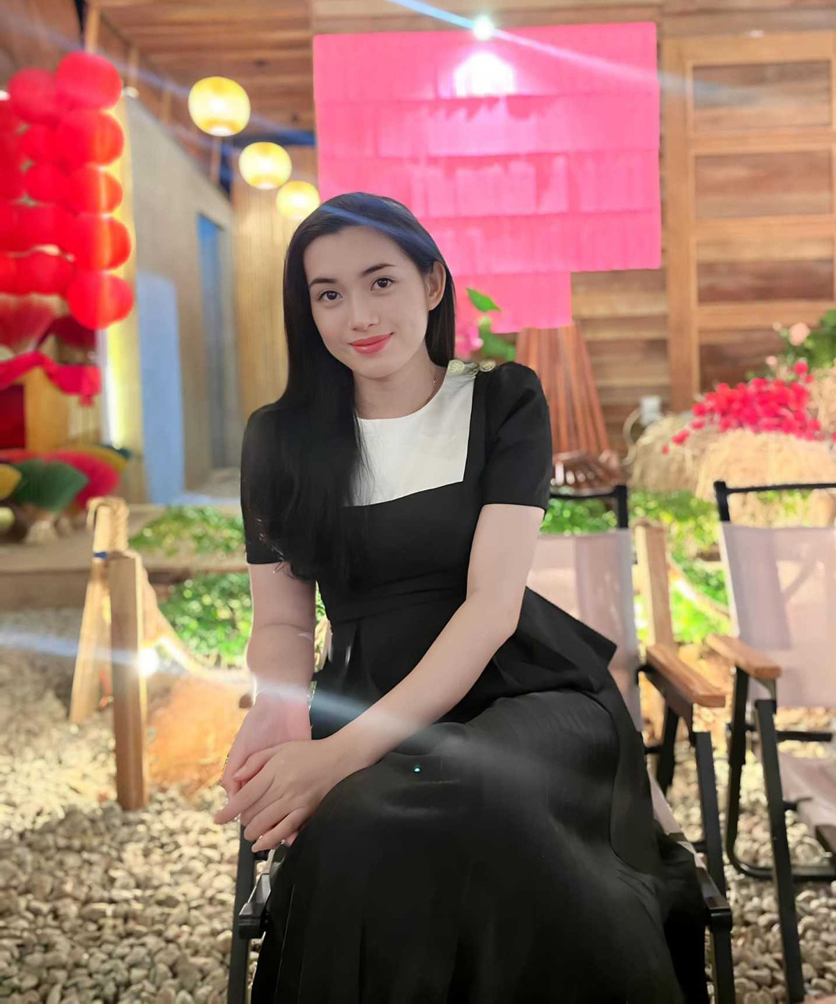 Ngoài khả năng học tập, Phương Ngọc còn tích cực tham gia các hoạt động ngoại khóa, từng đảm nhiệm vai trò MC cho nhiều chương trình tại trường đại học, cho thấy sự linh hoạt và khả năng giao tiếp tốt.