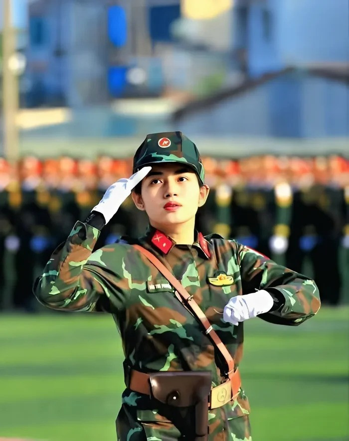 Theo tìm hiểu, nữ Hạ sĩ Bùi Thị Phương Ngọc hiện đang công tác tại Bộ Chỉ huy Quân sự tỉnh Đồng Nai, đồng thời là một trong các khối trưởng có nhiệm vụ dẫn đầu đội hình nữ chiến sĩ.