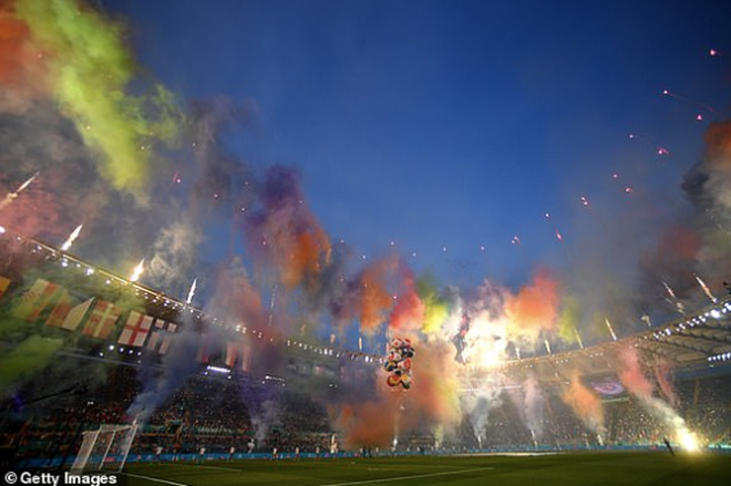 Khi ca khúc "We Are the People" kết thúc là màn pháo hoa rợp trời tại SVĐ Olympico.