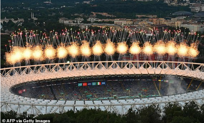 Màn pháo hoa báo hiệu ngày hội bóng đá châu Âu cấp độ ĐTQG chính thức bắt đầu.