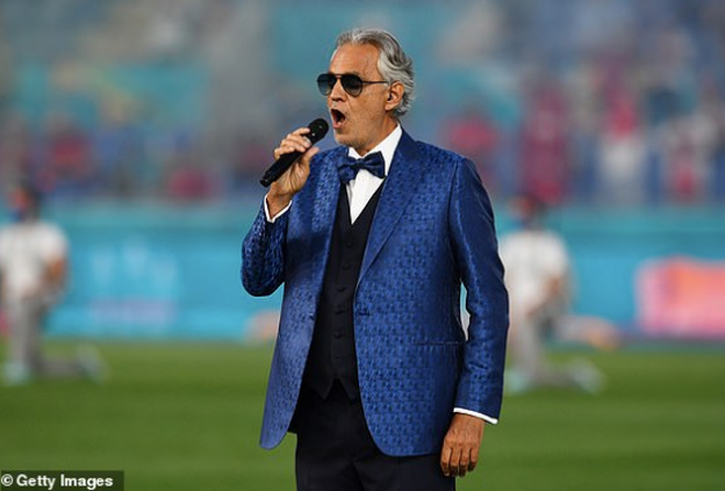 Danh ca Andrea Bocelli xuất hiện để tiếp nối buổi trình diễn với ca khúc chính thức của VCK EURO 2020 là "We Are the People".