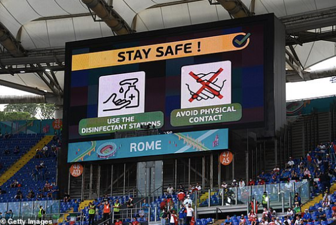 Dù hân hoan với những trận đấu sắp tới tại VCK EURO 2020 nhưng BTC giải cũng không quên nhắc nhở các CĐV phòng, chống COVID-19.