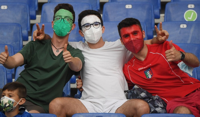 Chỉ 16.000 khán giả (khoảng 25% sức chứa) được vào bên trong sân Olympico (Roma - Italia), dự khán lễ khai mạc VCK EURO 2020 và sau đó là trận đấu mở màn giữa ĐTQG Italia và Thổ Nhĩ Kỳ.