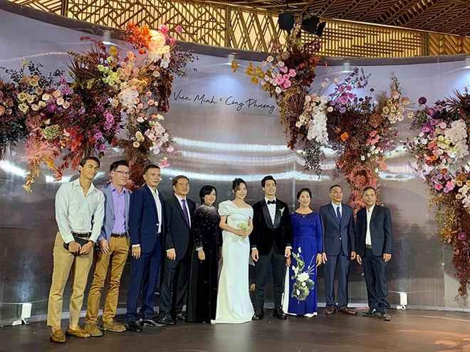 Tại Sài Gòn, cặp đôi lựa chọn một trung tâm tiệc cưới hàng đầu để tổ chức. Công tác an ninh được đặt ở mức cao nhất, khách mời cần quẹt thẻ từ và đăng ký thông tin trước khi vào hôn trường.