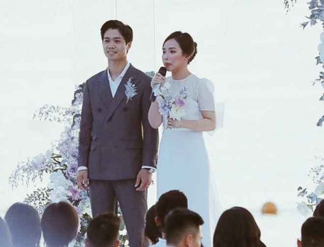 Cuối cùng, chú rể Công Phượng làm lễ cưới lần 3 tại quê nhà Đô Lương (Nghệ An). Anh đã dựng rạp tại sân bóng tuổi thơ làm nơi đãi khách. Để chuẩn bị, nam cầu thủ thuê đơn vị tổ chức tiệc cưới, âm thanh, ánh sáng và trang trí sân khấu lên đến cả trăm triệu đồng. Gia đình anh làm 125 mâm khách dành cho khoảng 1000 khách mời tham dự hôn lễ.