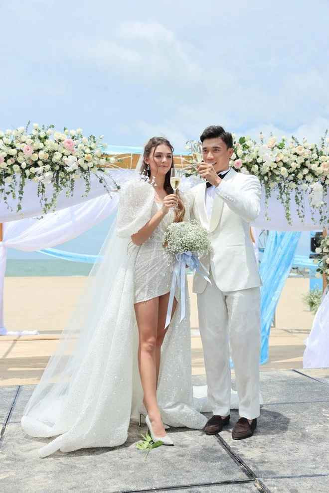 Đám cưới Tiến Dũng - Dianka Zakhidova là hôn lễ vô cùng bất ngờ với dân mạng bởi trước khi nó diễn ra, cặp đôi không có bất cứ động thái úp mở nào. Cuối cùng, người ta biết đến thông tin đám cưới của nam thủ môn qua một người bạn.