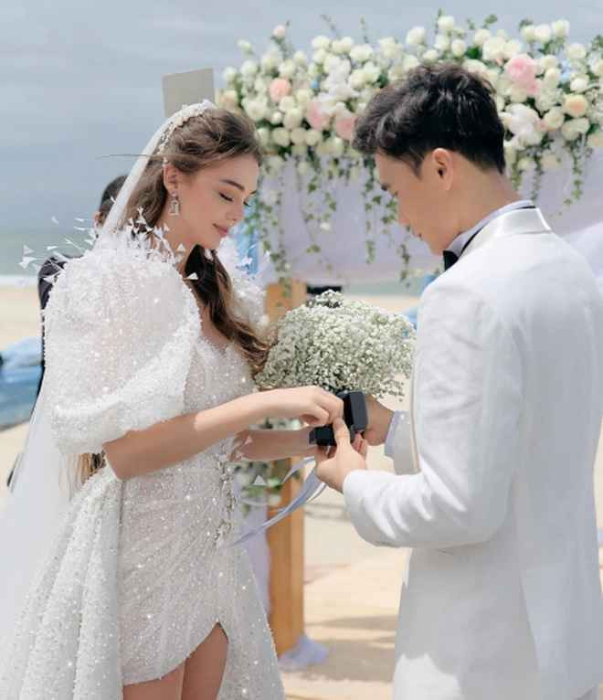 Khác với hai đồng đội ở trên, thủ thành Bùi Tiến Dũng tổ chức đám cưới nhỏ, khách mời chỉ có người thân và vài người bạn thân thiết.