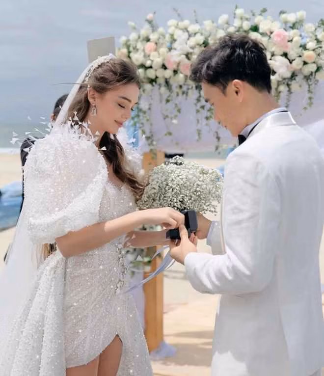 Khác với hai đồng đội ở trên, thủ thành Bùi Tiến Dũng tổ chức đám cưới nhỏ, khách mời chỉ có người thân và vài người bạn thân thiết.