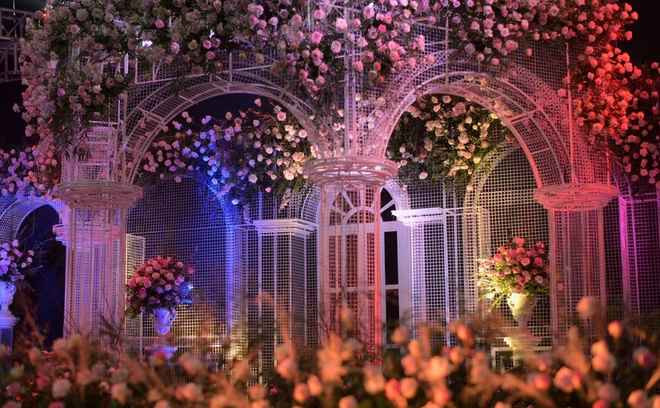 Về phần nhà trai, Duy Mạnh quyết định mang cả lâu đài đến sân bóng thôn Giao Tác (Đông Anh, Hà Nội) chuẩn bị cho lễ cưới. Hoa tươi, đèn và nhiều đồ vật trang trí đã khiến cho không gian lung linh, đầy màu sắc.