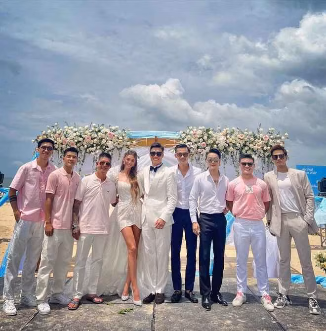 Trong những hình ảnh đăng tải lên MXH, cô dâu Dianka Zakhidova và chú rể Tiến Dũng rất đẹp đôi sánh bước bên nhau. Cô dâu diện mẫu váy cưới phá cách giúp Dianka khoe trọn đôi chân dài 1,12m của mình. Theo đó, chiếc váy cưới này có 30.000 viên đá swarovski và đá thủy tinh được đính tay.