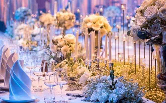 Tiếp đó là tiệc cưới tổ chức tại Phú Quốc cho bạn bè của cô dâu chú rể. Hôn lễ bãi biển với sự góp mặt của khách mời toàn người trẻ tuổi trong không gian đẹp tuyệt đã khiến dân mạng vô cùng ấn tượng.