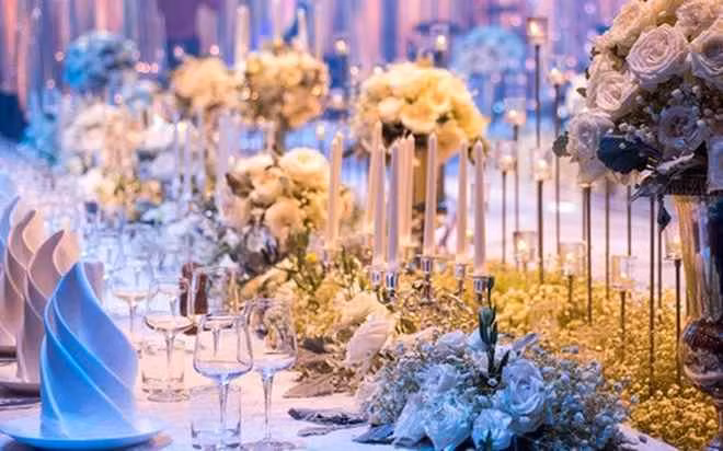 Tiếp đó là tiệc cưới tổ chức tại Phú Quốc cho bạn bè của cô dâu chú rể. Hôn lễ bãi biển với sự góp mặt của khách mời toàn người trẻ tuổi trong không gian đẹp tuyệt đã khiến dân mạng vô cùng ấn tượng.