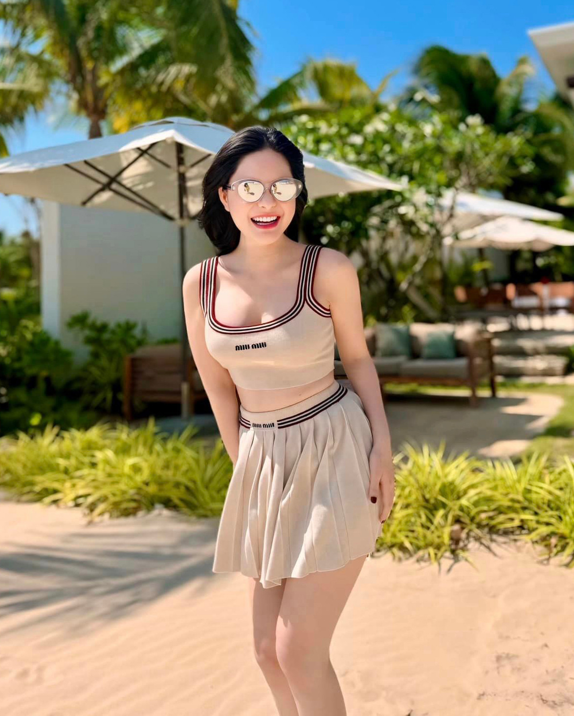 Khi đi dạo trên bãi biển, Đoàn Di Băng khoe body cùng set crop top và chân váy dệt kim của Miu Miu, có tổng giá hơn 60 triệu đồng.