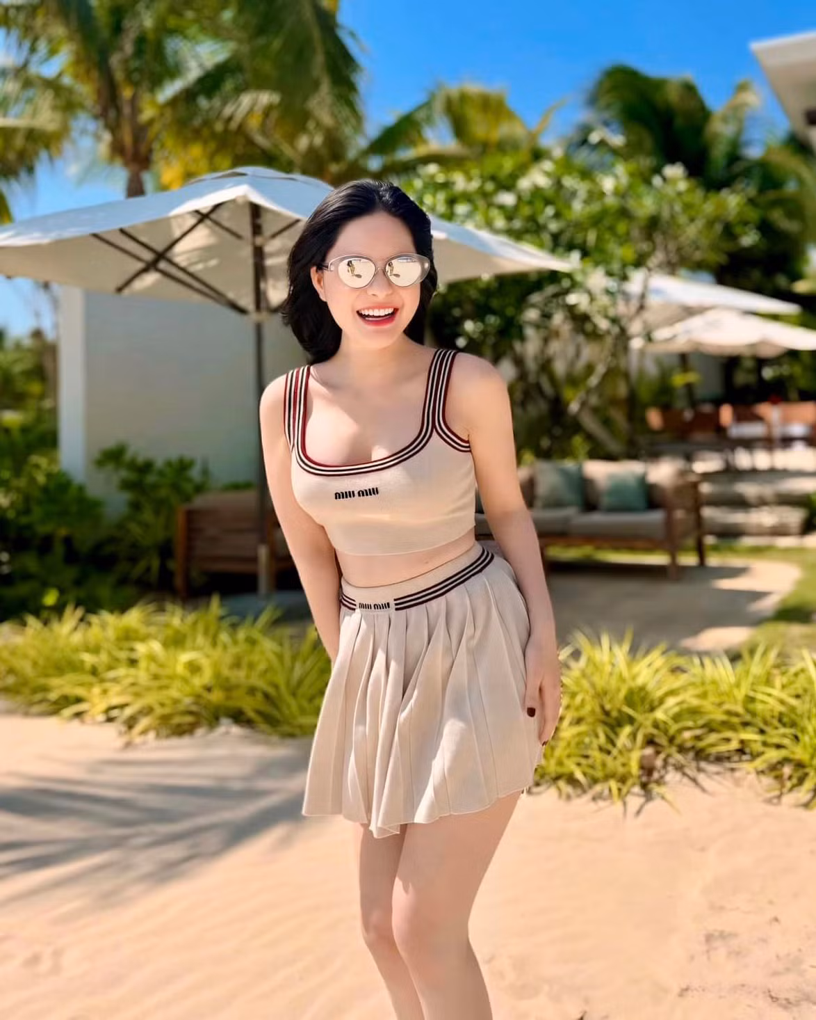 Khi đi dạo trên bãi biển, Đoàn Di Băng khoe body cùng set crop top và chân váy dệt kim của Miu Miu, có tổng giá hơn 60 triệu đồng.