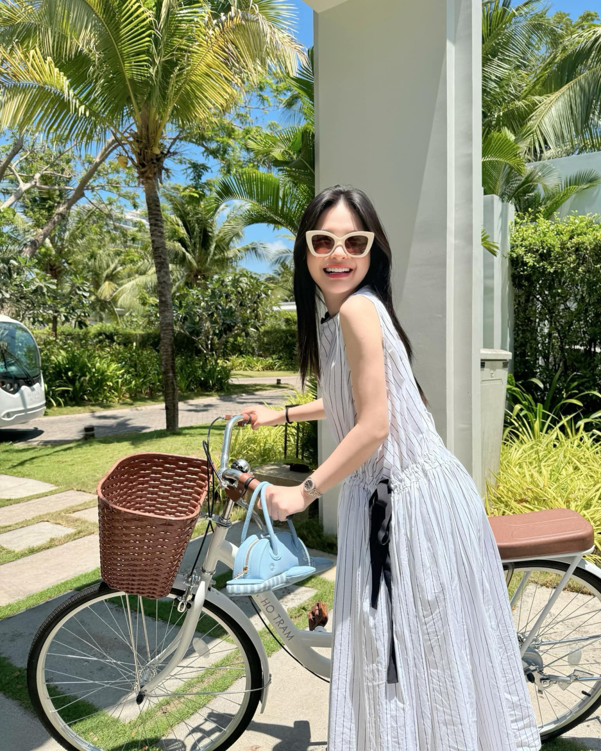 Chỉ trong hai ngày, người đẹp thay 6 bộ trang phục khoe dáng.