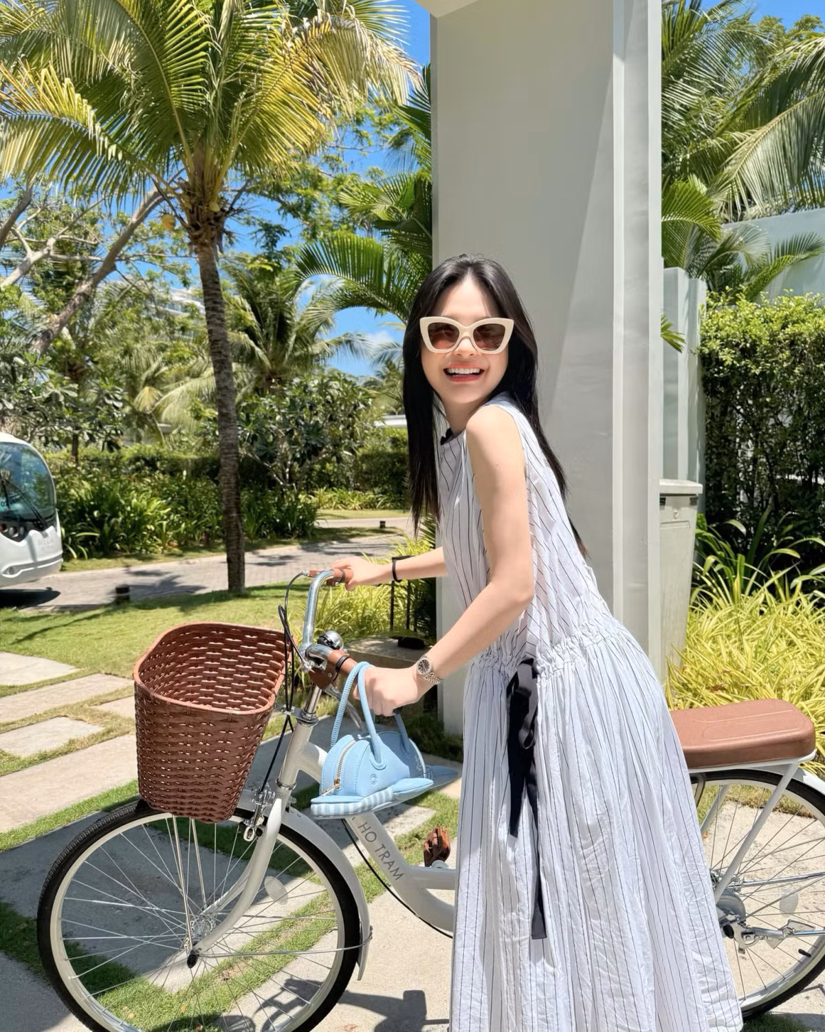 Chỉ trong hai ngày, người đẹp thay 6 bộ trang phục khoe dáng.