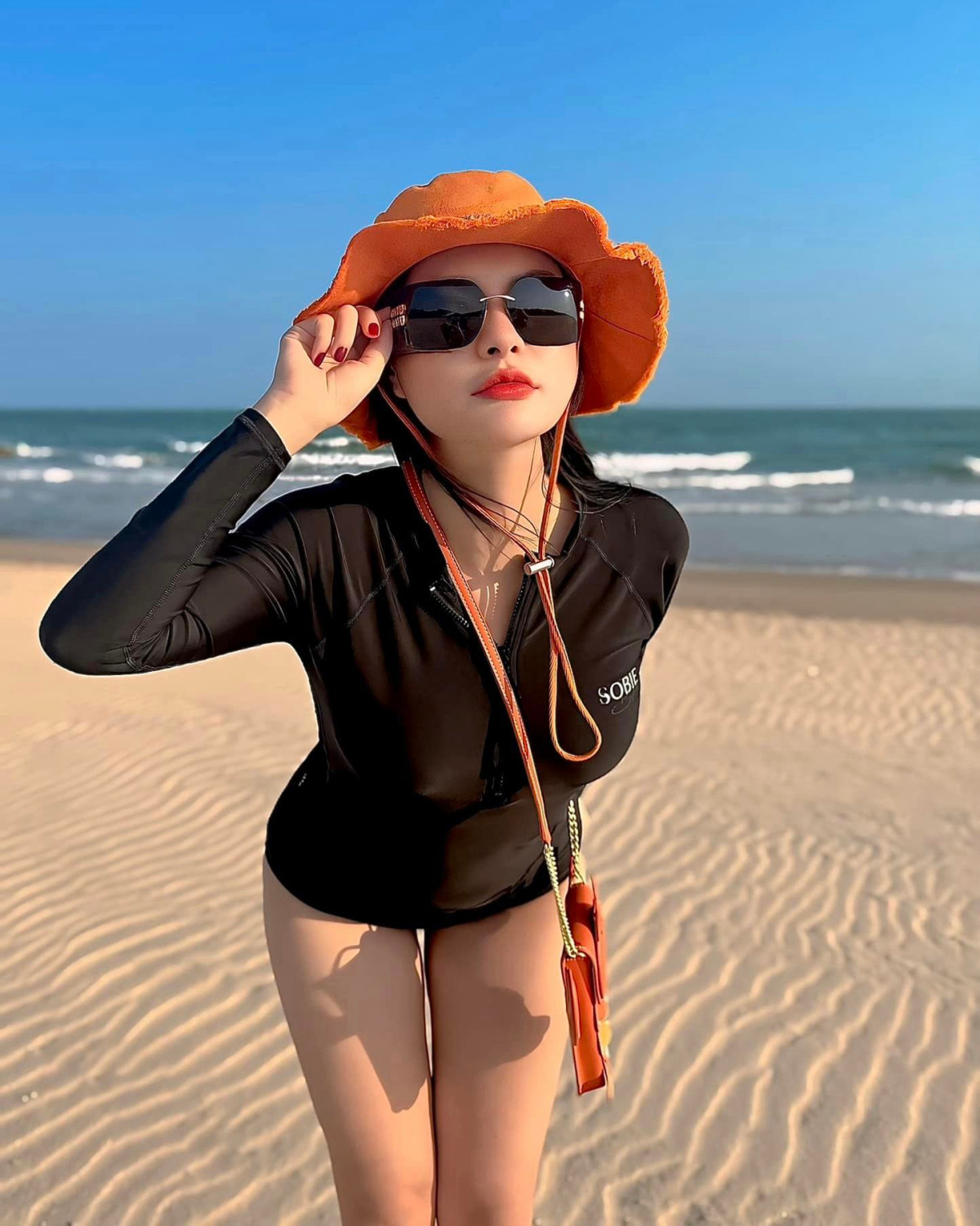 Những món phụ kiện như mũ bucket của Jacquemus, túi xách ton sur ton đều được người đẹp sắm ngay trước khi đi biển để chụp hình.