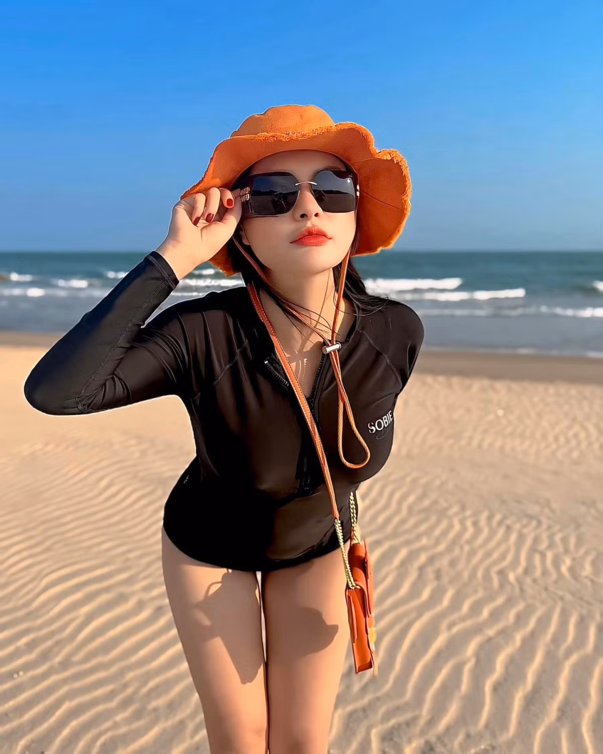 Những món phụ kiện như mũ bucket của Jacquemus, túi xách ton sur ton đều được người đẹp sắm ngay trước khi đi biển để chụp hình.