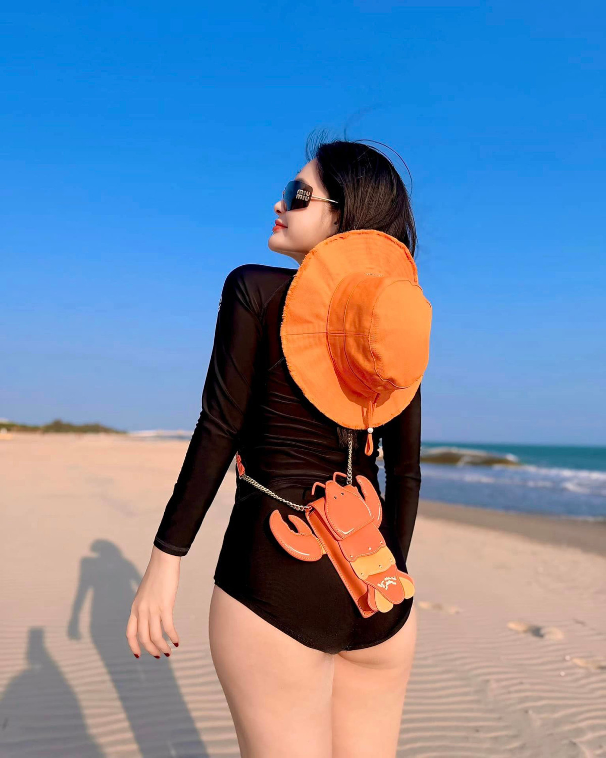 Mỗi lần vi vu, "nữ đại gia quận 7" luôn đầu tư mua mới nhiều kiểu trang phục, phụ kiện hàng hiệu từ các nhà mốt lớn của Pháp, Italy...