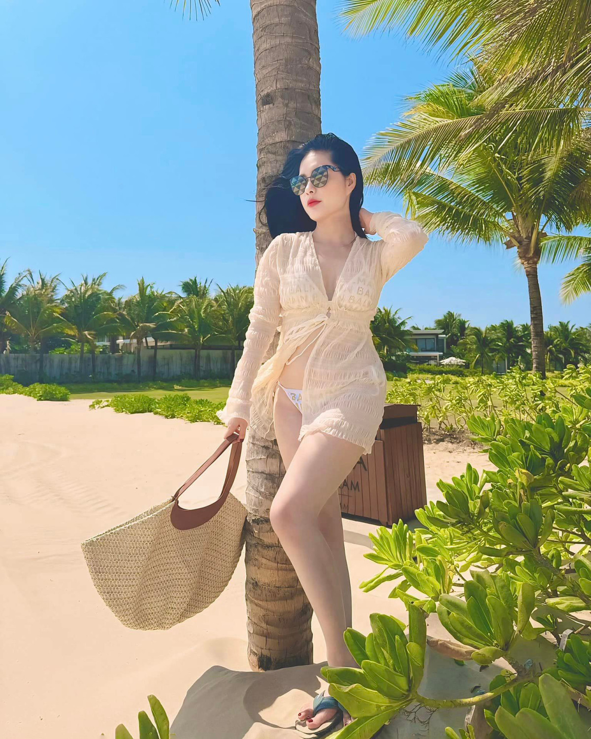 Người đẹp chưng diện nhiều kiểu trang phục để có những bức hình hút mắt. Chiếc áo ren mỏng được Đoàn Di Băng diện bên ngoài bikini tạo vẻ nửa kín nửa hở.