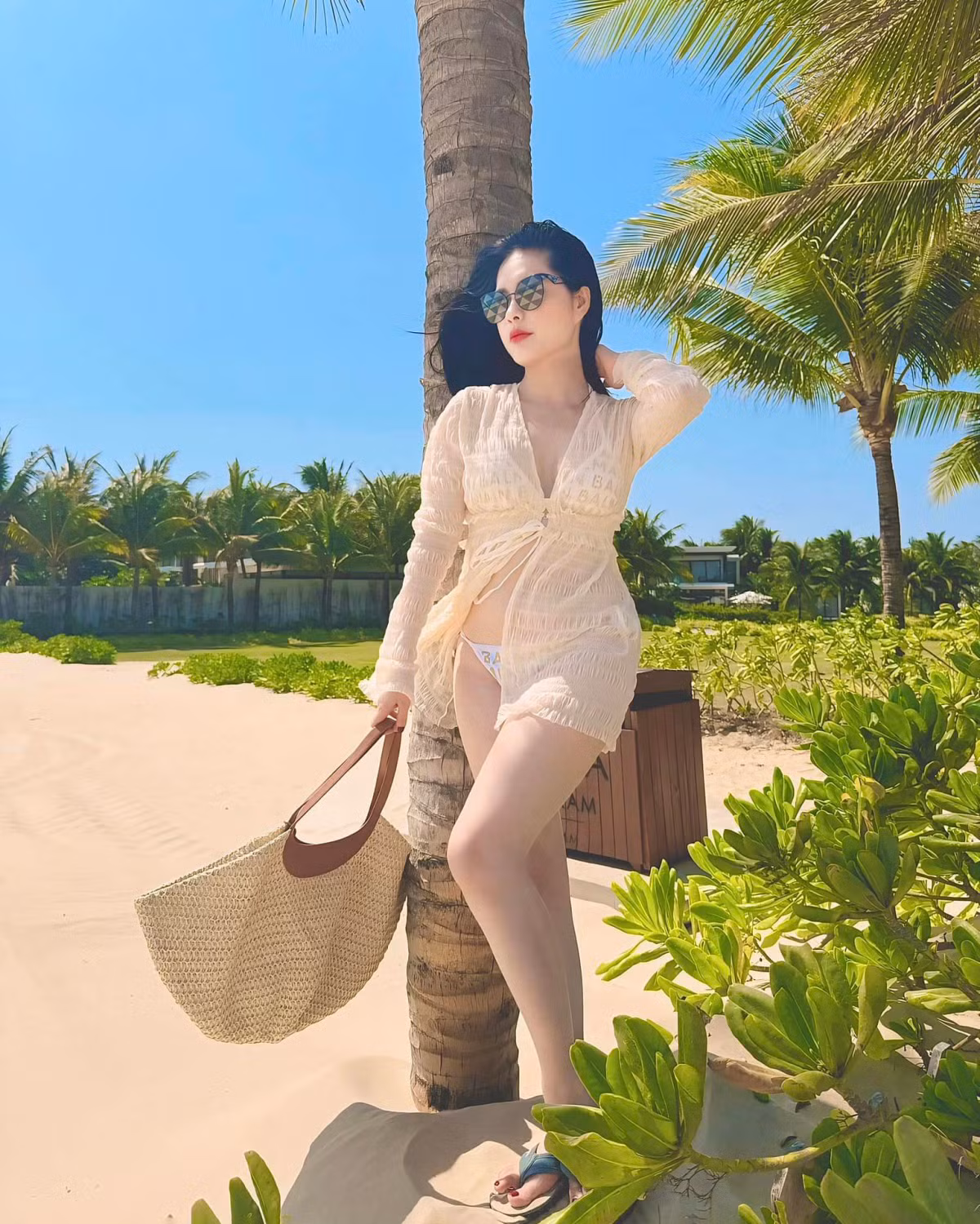 Người đẹp chưng diện nhiều kiểu trang phục để có những bức hình hút mắt. Chiếc áo ren mỏng được Đoàn Di Băng diện bên ngoài bikini tạo vẻ nửa kín nửa hở.