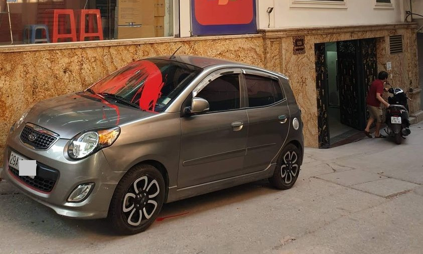 Nhưng từ vụ việc trên cũng là lời cảnh tỉnh cho các gia chủ phải thật bình tĩnh để xử lý những trường hợp đỗ xe sai quy định trên của các tài xế. Đừng rơi vào cảnh mình đúng rồi trở thành người sai.