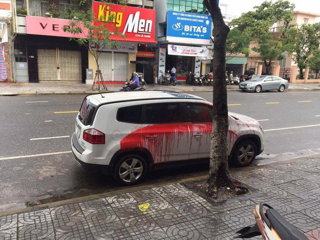 Bên cạnh đó, cũng là nhắc nhở với những tài xế hãy thực hiện đúng quy định về việc dừng đỗ xe. Đừng vì suy nghĩ "đỗ 1 xíu" rồi gây ảnh hưởng đến người dân và nhận phải cái kết chẳng muốn.