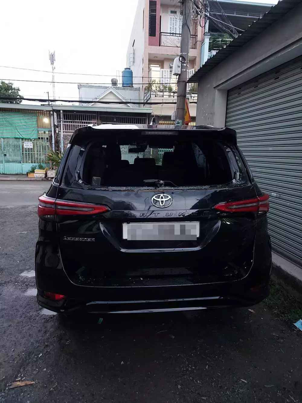 Sau màn đập phá, chiếc xe đỗ sai quy định bị thiệt hại hoàn toàn kính chắn gió và cần gạt nước phía sau xe, sau đó đến phía trước đập vỡ kính chiếu hậu hai bên, làm vỡ đèn xin nhan bên phải, móp mép, trầy xước đuôi xe bên phải, móp phía trên dè bánh xe bên trái.