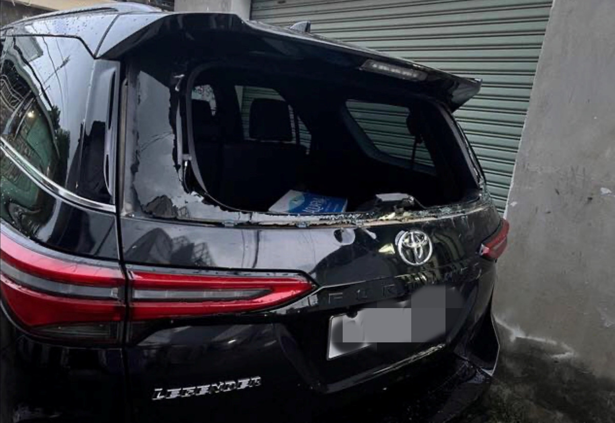 Theo tìm hiểu, sau khi đi nhậu về, người đàn ông được cho là chủ nhà thấy màn đỗ xe chướng mắt cạnh cổng nhà mình. Để xả sự bức xúc của mình, nhân vật này đã vào nhà bếp lấy thanh gỗ đập phá chiếc xế hộp màu đen.