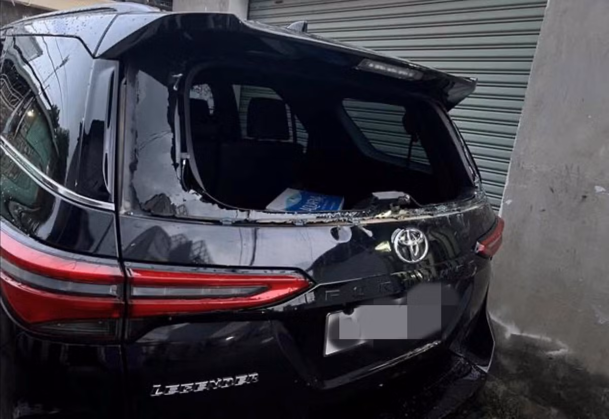 Theo tìm hiểu, sau khi đi nhậu về, người đàn ông được cho là chủ nhà thấy màn đỗ xe chướng mắt cạnh cổng nhà mình. Để xả sự bức xúc của mình, nhân vật này đã vào nhà bếp lấy thanh gỗ đập phá chiếc xế hộp màu đen.