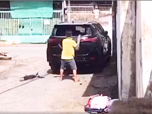 Ngay sau khi sự việc diễn ra, nhiều netizen bày tỏ bức xúc với hành động trên của người đàn ông được cho là chủ nhà. Họ cho rằng không thiếu cách để nhắc nhở chủ xe về việc đỗ xe sai quy định này thay vì cách đập phá. Ảnh cắt clip